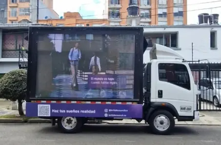 Carro pantalla LED de Bagu Medios reproduciendo el video de una campaña en su pantalla lateral