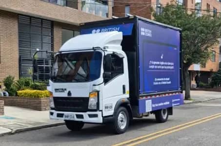 Camión con pantalla LED de Bagu Medios transmitiendo una campaña de British Council