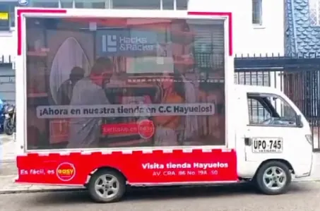 Carro pantalla LED con campaña de apertura de tienda en el Centro Comercial Hayuelos