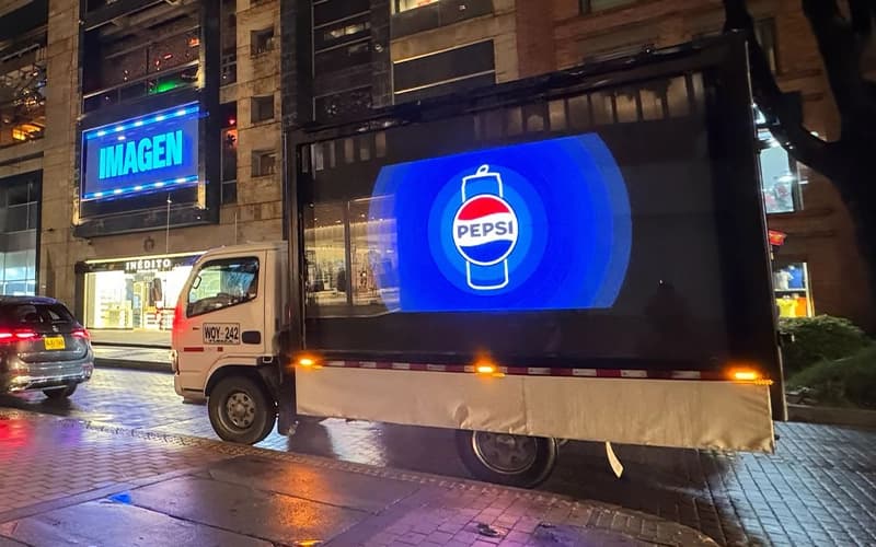 Carro valla con pantalla LED en Bogotá - Alto impacto publicitario nocturno