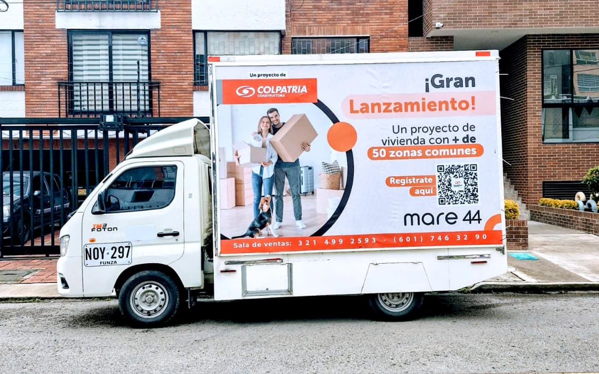 Publicidad móvil en carro valla recorriendo centros comerciales en Bogotá