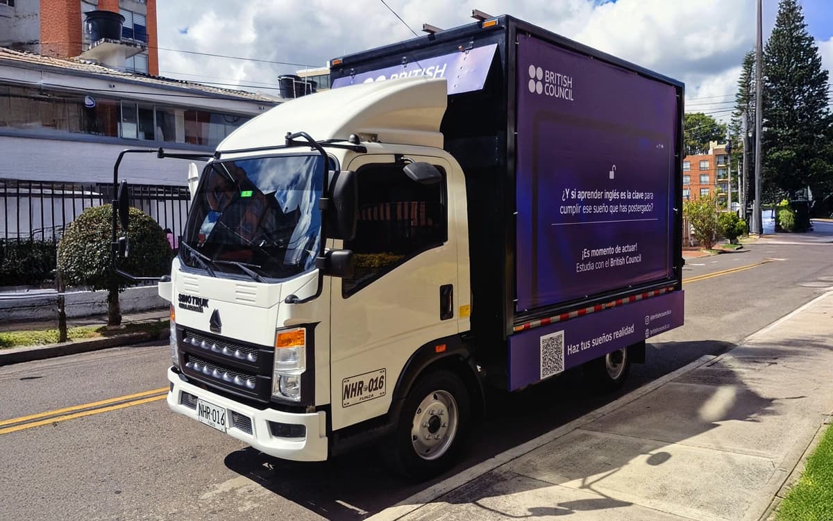 Carro valla publicitario con activación BTL en eventos especiales