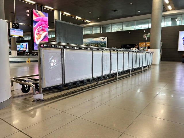 Miniatura: Visualización 360° de carros publicitarios en aeropuerto El Dorado