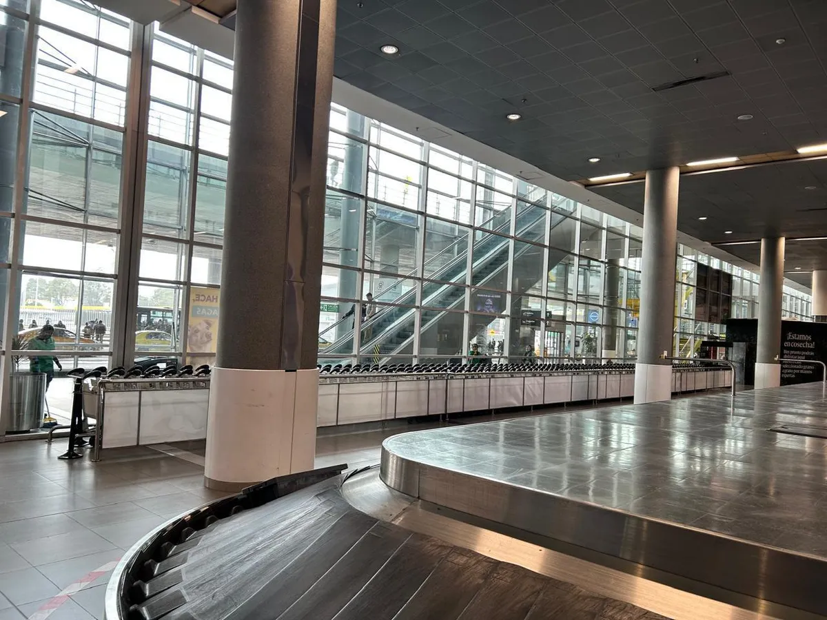 Publicidad en barras de aeropuerto El Dorado - Espacios premium para marcas