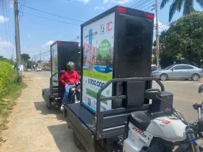 Moto valla de Bagu Medios con remolque de valla doble cara junto a una vía