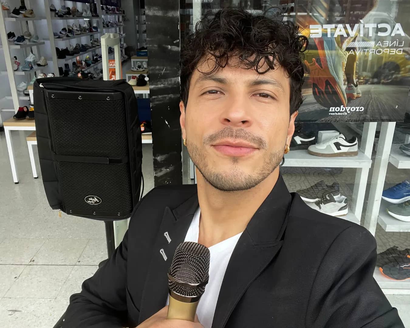 Locutor de Bagu Medios con micrófono y parlante durante una jornada de perifoneo en un almacén de calzado