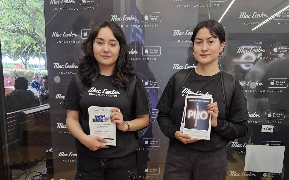 Promotores de Bagu Medios en jornada de volanteo en Medellín