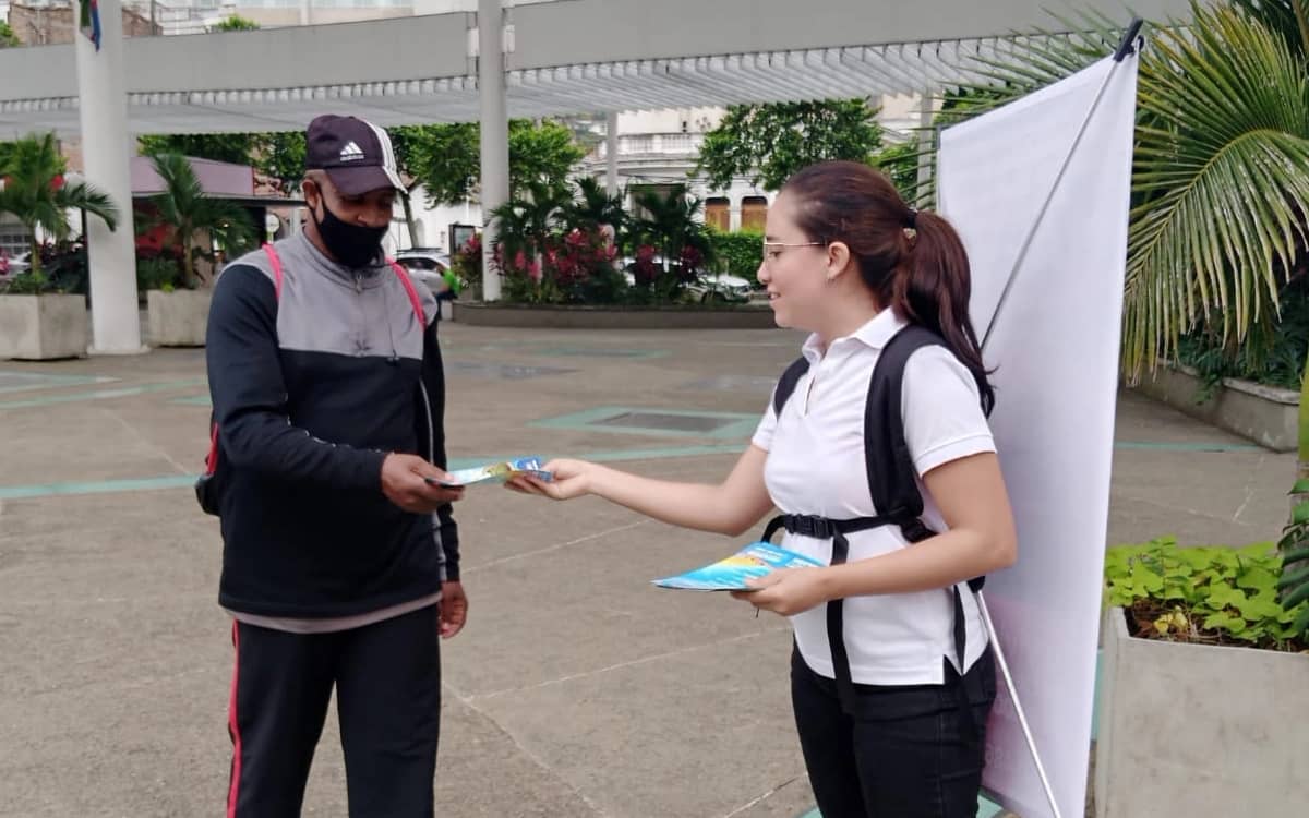 Promotores de Bagu Medios en jornada de volanteo en Barranquilla