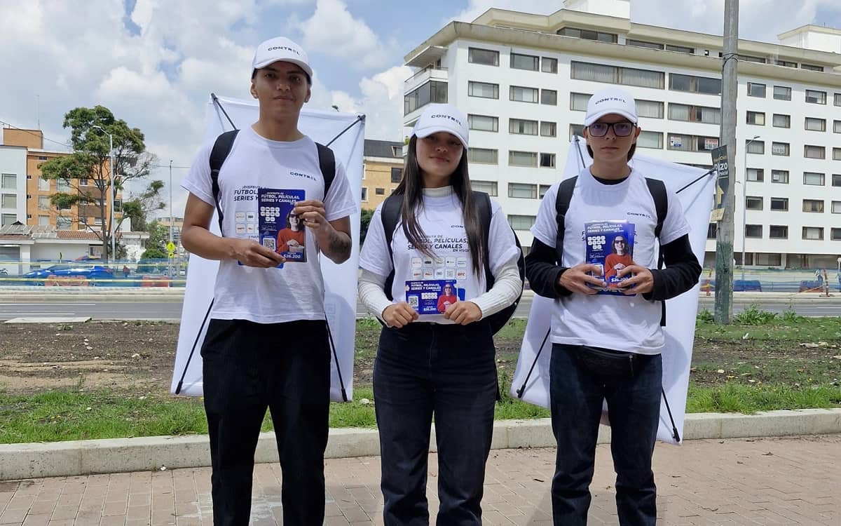 Promotores de Bagu Medios en jornada de volanteo en Cartagena